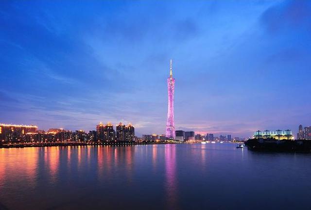 阳光照耀下的广东街头繁华景象