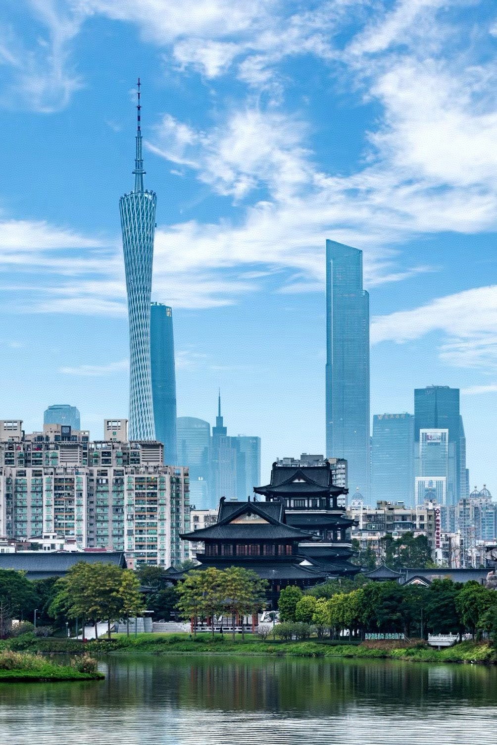 阳光照耀下的广东街头繁华景象