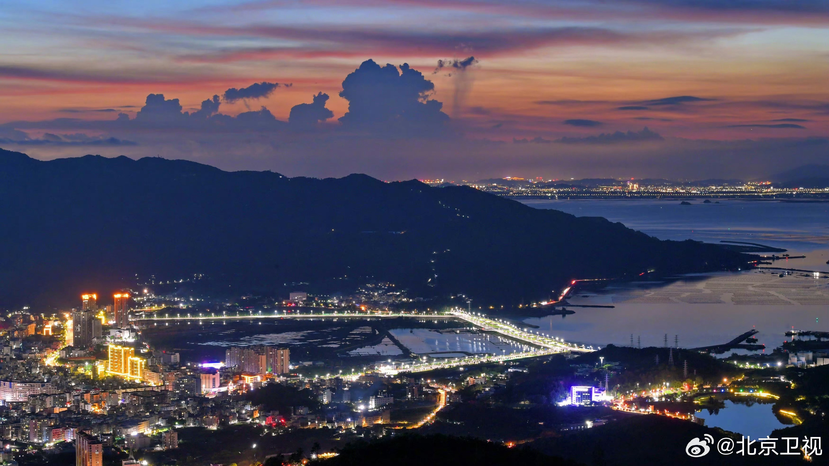 阳光照耀下的广东街头繁华景象